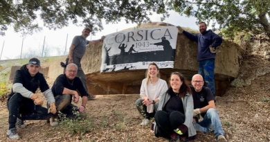 Un bunker de la Seconde Guerre mondiale rénové, rempli de déchets et de boue à l'intérieur.
