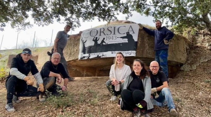 Un bunker de la Seconde Guerre mondiale rénové, rempli de déchets et de boue à l'intérieur.