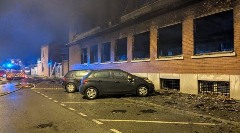 Incendie majeur dans des bureaux abandonnés, volets des riverains fondus