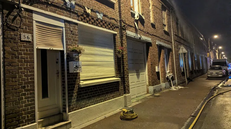 La façade des maisons proches du feu ont été endommagées.