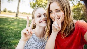 Les jeunes et l'amitié : construire des liens d'amour à partir de nos amitiés - RTBF Actus