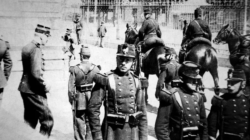 Dreyfus à la sortie du procès de Rennes