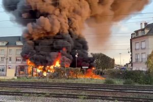 Incendie d'un bus à Compiègne : plusieurs rues bloquées, le feu est maîtrisé