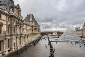 Vol au musée du Louvre : un homme arrêté, quatrième suspect identifié