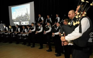 Le Roñsed-Mor Pipe-Band de Locoal-Mendon célèbre son titre de champion du monde vendredi.