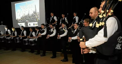 Le Roñsed-Mor Pipe-Band de Locoal-Mendon célèbre son titre de champion du monde vendredi.