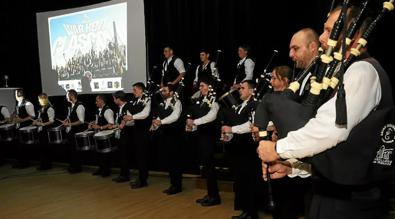 Le Roñsed-Mor Pipe-Band de Locoal-Mendon célèbre son titre de champion du monde vendredi.