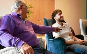 Près de Saint-Brieuc, un étudiant reçoit un appartement gratuit en résidence seniors.