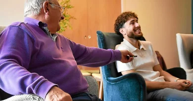 Près de Saint-Brieuc, un étudiant reçoit un appartement gratuit en résidence seniors.