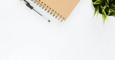 Un livre posé sur une table