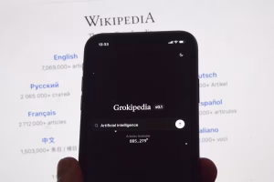 Elon Musk lance Grokipedia pour rivaliser avec Wikipédia