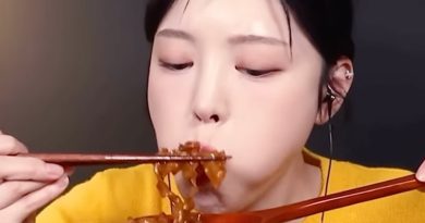 Mukbang : le phénomène de s'empiffrer devant la caméra et ses risques