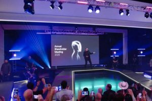 Elon Musk danse avec son robot Optimus lors d'une démonstration publique.