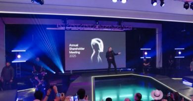 Elon Musk danse avec son robot Optimus lors d'une démonstration publique.