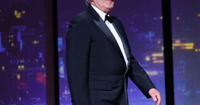 Daniel Auteuil critique les relations entre hommes âgés et femmes jeunes : un appel au patriarcat