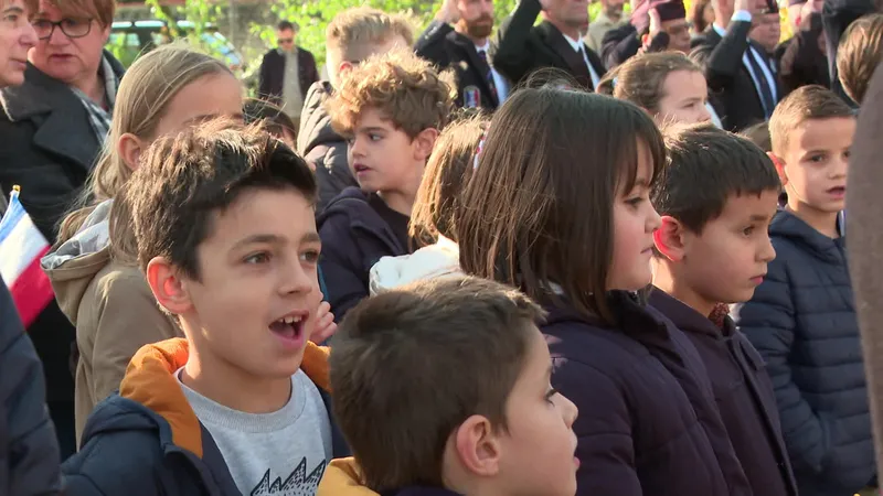 Les enfants chantent la Marseillaise qu'ils ont apprise spécialement à l'école pour la cérémonie du 11 novembre 2025.