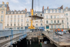 À Rennes, un chantier de démolition pour redécouvrir le fleuve Vilaine.