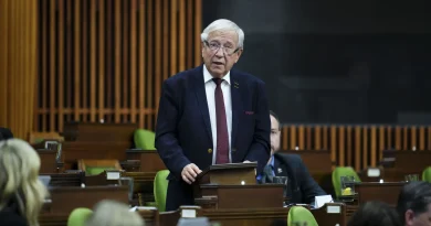 Quatre décennies aux Communes : le parcours du bloquiste Louis Plamondon