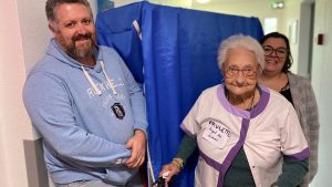 À 91 ans, Paulette embrasse une carrière d’artiste pour aider son Ehpad à recruter du personnel !