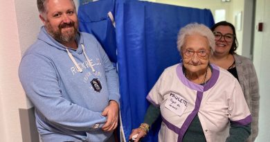 À 91 ans, Paulette embrasse une carrière d’artiste pour aider son Ehpad à recruter du personnel !
