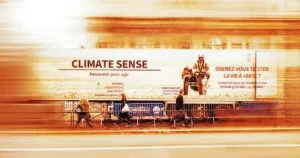 A Genève, une exposition permet de ressentir les effets d'un climat à 50 degrés | RTS