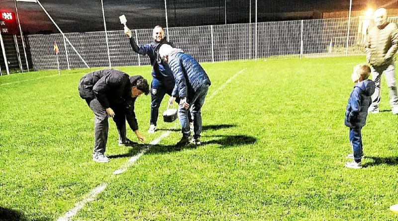 À Guidel, le club de foot a dû peindre les lignes du terrain au pinceau pour pouvoir jouer