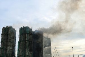 A Hong Kong, les pompiers tentent d'éteindre le gigantesque incendie d'un complexe immobilier