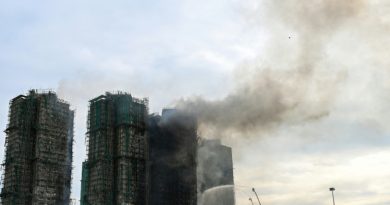 A Hong Kong, les pompiers tentent d'éteindre le gigantesque incendie d'un complexe immobilier