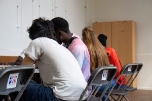 À Lyon, l’aide aux migrants non reconnus mineurs : « Avant de travailler, je veux aller à l’école » - Les enquêtes de L'Arrière-Cour