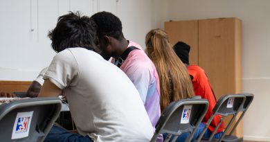 À Lyon, l’aide aux migrants non reconnus mineurs : « Avant de travailler, je veux aller à l’école » - Les enquêtes de L'Arrière-Cour