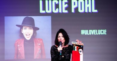 A New York, un espace pour rire sur l'immigration, défi dans un pays sous tension