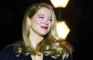 À Paris, Léa Seydoux adopte le manteau incontournable de la saison - Elle