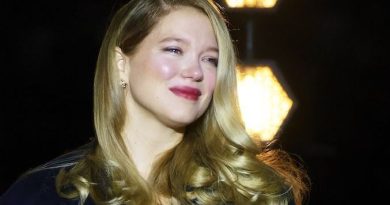 À Paris, Léa Seydoux adopte le manteau incontournable de la saison - Elle