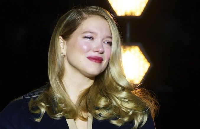 À Paris, Léa Seydoux adopte le manteau incontournable de la saison - Elle