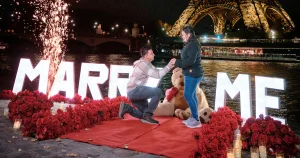 À Paris, le boom des demandes en mariage autour de la tour Eiffel attire de nombreux couples