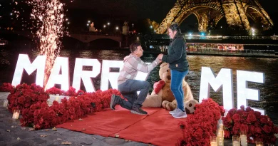 À Paris, le boom des demandes en mariage autour de la tour Eiffel attire de nombreux couples