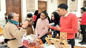 À Sciences Po, la magie d'un premier marché de Noël ultramarin