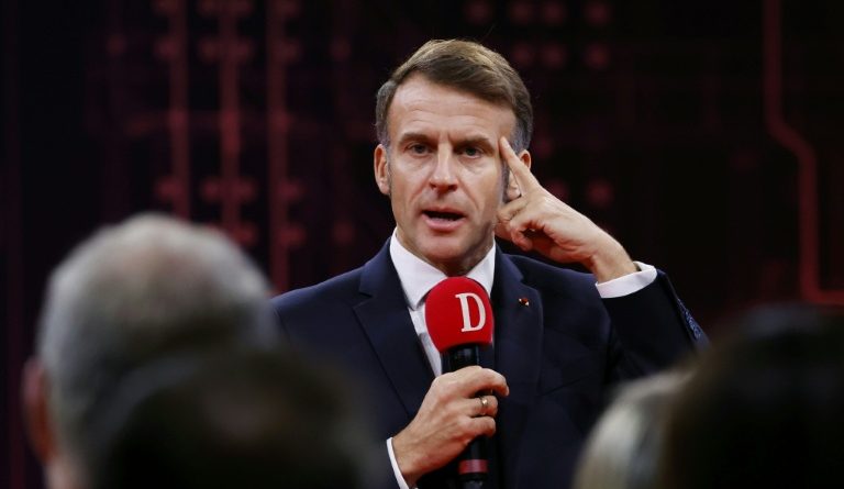 A Toulouse Macron présente sa stratégie pour un espace "devenu champ de bataille"