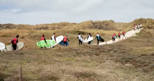 «À la Torche, les surfeurs bretons face à des hordes de nouveaux venus sans les codes»