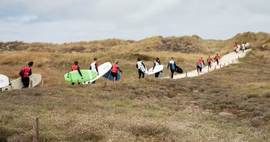 «À la Torche, les surfeurs bretons face à des hordes de nouveaux venus sans les codes»