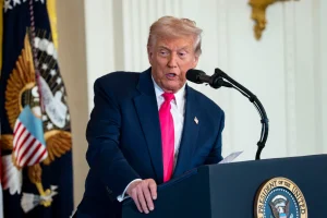 Donald Trump admet avoir été informé des filles dans le dossier Epstein sous pression