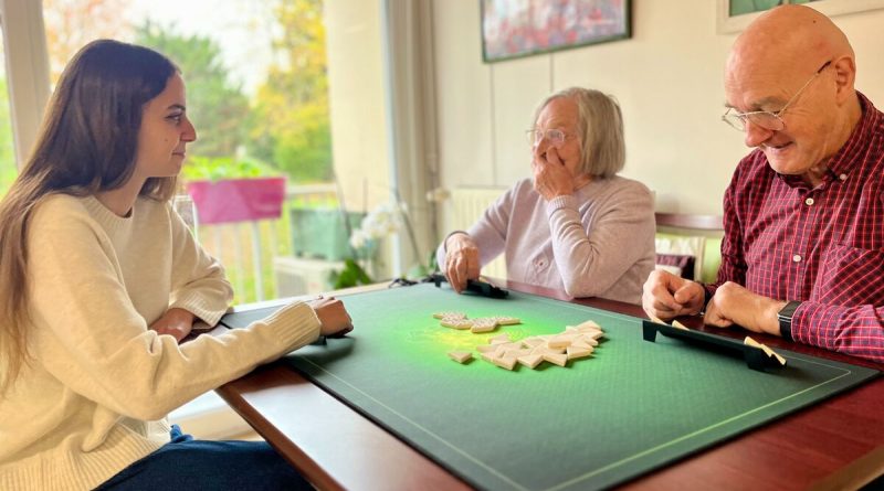 Villeneuve-le-Roi : des étudiants infirmiers découvrent un logement idéal dans un foyer pour seniors