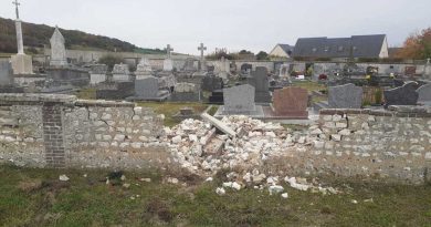 Accident : le jeune conducteur évite la laie mais pas le mur du cimetière