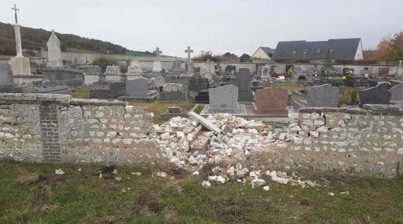 Accident : le jeune conducteur évite la laie mais pas le mur du cimetière