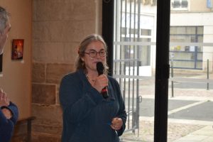 Adeline. M, invitée d'honneur du Salon d'automne rassemblant 45 artistes, à La Flèche