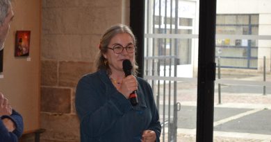 Adeline. M, invitée d'honneur du Salon d'automne rassemblant 45 artistes, à La Flèche