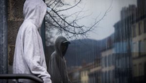 Adolescent blessé par balles à Grenoble : rencontre avec ces mineurs qui sont la proie des réseaux de drogue - ICI