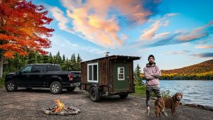Affrontant le Vent Fort et le Froid dans une Petite Cabane