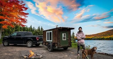 Affrontant le Vent Fort et le Froid dans une Petite Cabane