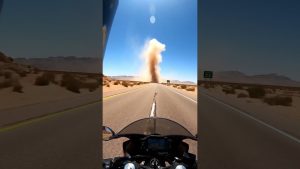 Affronter une tornade dans le désert en moto ! 🌪️
